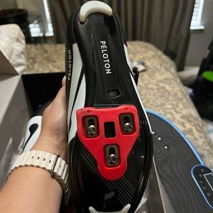 Never used, brand new condition. Size 42.